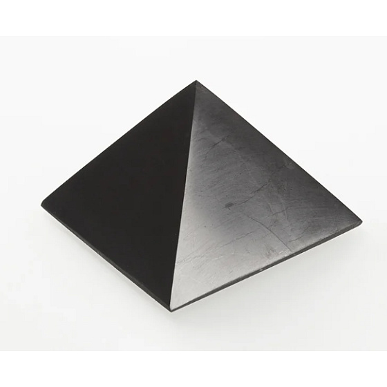 Šungitová pyramída s veľkou základňou priemer 9 cm, kameň života
