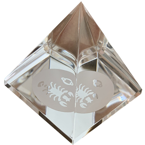 Sklenená pyramída číra, znamenie zverokruhu Rak