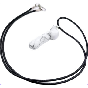 Magnezit / Howlit bílý Penis amulet pro plodnost, přívěsek přírodní kámen ručně broušený 3 cm