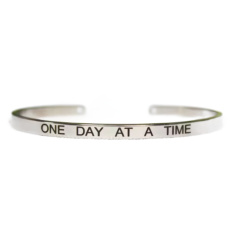 Nerezová oceľ náramok strieborný s gravírovaním Ver v svoje sny, otvorená manžeta, 4 mm