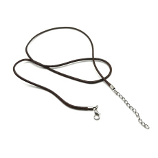 Voskovaná šňůrka hnědá s karabinkou délka 60 x 2 cm 1 kus Voskovaná šňůrka hnědá s karabinkou délka 60 x 2 cm 1 kus