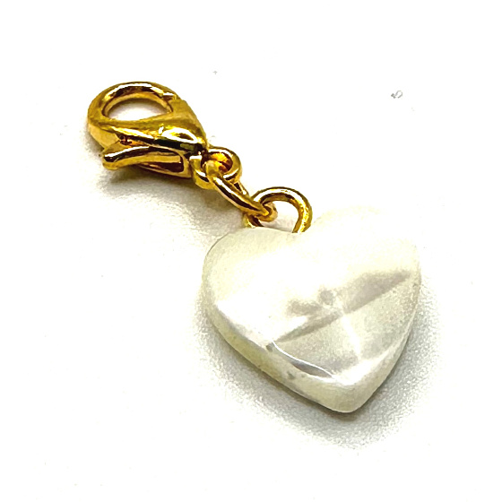 Prívesok srdiečko z mušle na náramok cca 10 x 10 mm 1 kus, symbol ženskosti