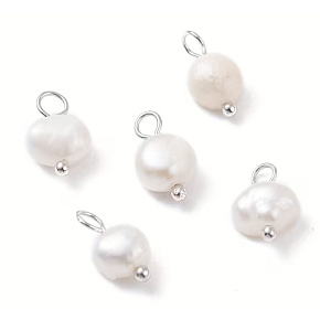 Perla riečna biela – mini prívesok cca 1–1,2 cm | Symbol krásy, ženskosti, lásky a šťastia Perla riečna biela – mini prívesok cca 1–1,2 cm | Symbol krásy, ženskosti, lásky a šťastia