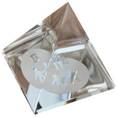 Krištáľové sklo Pyramída číra s mesačným znamením Blíženci Krištáľové sklo Pyramída číra s mesačným znamením Blíženci