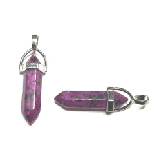Magnezit / Howlit fialový prívesok kyvadlo šesťuholník prírodný kameň 41 x 13 mm, čistiaci kameň