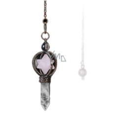 Kyvadlo z ružového kremeňa + číry kremeň + bronz, prívesok z prírodného kameňa 7,7 cm, retiazka cca 26,5 cm Kyvadlo z ružového kremeňa + číry kremeň + bronz, prívesok z prírodného kameňa 7,7 cm, retiazka cca 26,5 cm