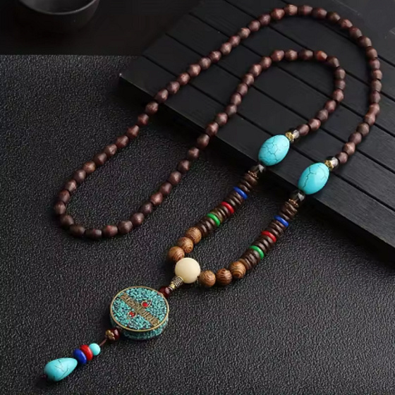 108 Mala náhrdelník z dřevěných korálků s tyrkysem a kruhovým amuletem – ochrana, harmonie a vnitřní klid