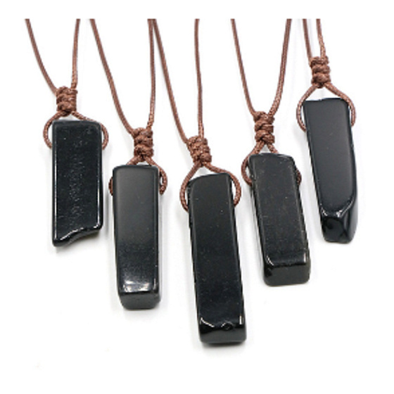Obsidiánový prívesok nastaviteľná veľkosť, kameň cca 3,5 - 5 cm, lano nastaviteľná veľkosť cca 60 - 70 cm, záchranný kameň