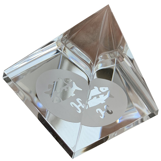 Sklenená pyramída číra, znamenie zverokruhu Ryby