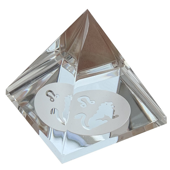 Sklenená pyramída číra, znamenie zverokruhu Lev