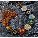 7 čakier FengShui, meditačný amulet, prírodný kameň so strapcom, závesný liečivý 22 cm + strapec 12 cm